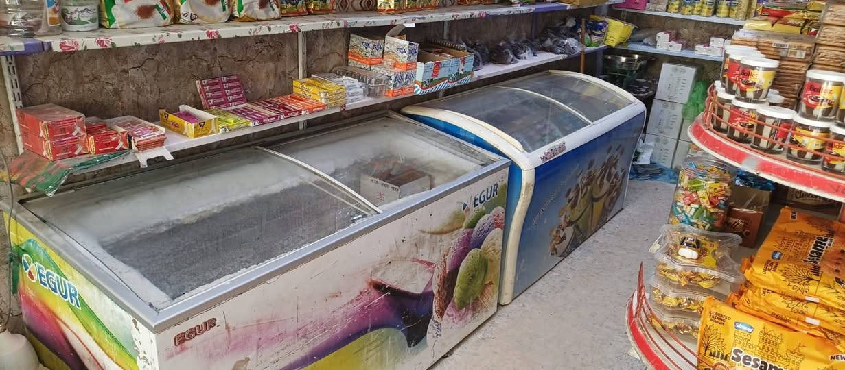 السلام عليكم غراض محل للبيع عارضات عموديه عدد 5 عارضات موطا عدد 2  رف وسطي طول 3 متر رفوف تعليك ميز كاشير سبلت عدد 2  للتواصل اتصل ***********
