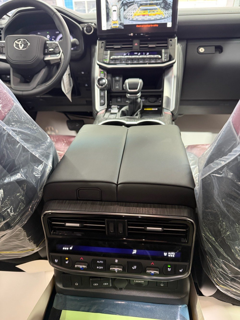 لاندكروزر VXR توين تيربو هايبرد 2025 زيرو مواصفات اللكزز داتا شو عرض على الزجاج ابواب شفط داخل احمر ردارات كامرات حار بارد شاشات 