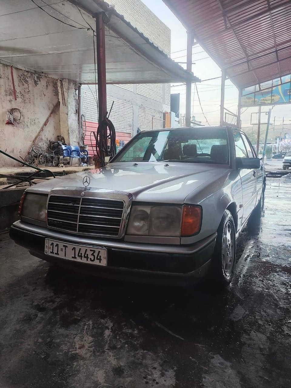 مارسدس دب موديل 1992 محورة بطة 2500
كير مكينه كفاله
بيها خياسات خلف التاير موجودة بالصور 
تبريدها عوزة كمبريسر وراديتر 
الكهربائيات كلها شغاله 
دواخل نضيفه جدا 
غرفه جلد رقمها بغداد راعيها موجود بالنجف
مكاني نجف حي النداء
سعرها 53 بيها مجال للطيبين 
*********** بي واتساب
