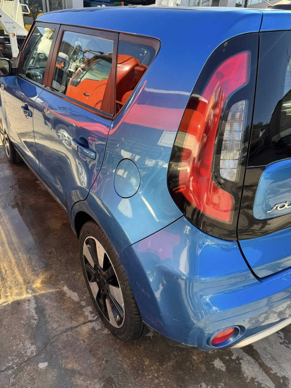 كيا صول موديل 2017 محرك جي دي حجم 2000 حادثها جاملغ مصبوغ وبنيد مبدل بيها جراد بالقمارة يتعالج بالبوليش جاهزة تخم تاير صدر تبريد ماشية 50الف مكانها بغداد عارضها 120 وبيها مجال رقم الهاتف ***********
