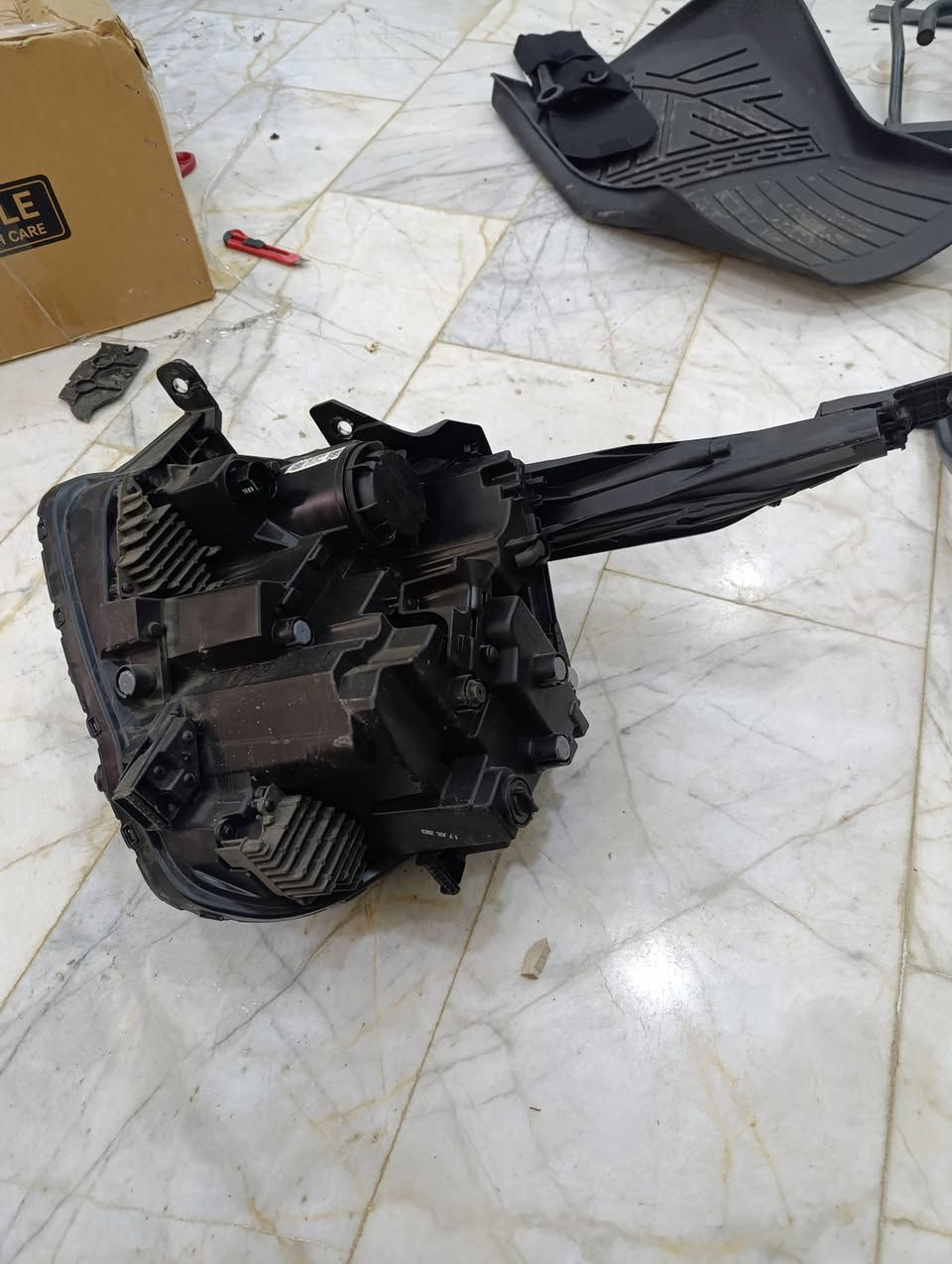 السلام عليكم لايت بيه كسر واحد اصلي مو تجاري للبيع ابورقتين ونص ول مروحه 100 وبيهه مجال مكاني ناصريه للرقم ***********
