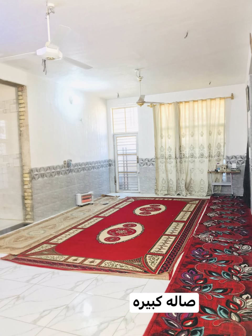 ياالله بيت للبيع المساحه250م طابو صرف جاهز للسكان البيت يتكون من غرفتين نوم وحده سويت 
وصاله كبيره ومطبخ حار وبارد صحيات خارجي وداخلي بناء البيت2024البيتً كامل مكمل رقم الاستفسار***********
العنوان طويريج ام الهوى شارع الحمداني السعر180مع المجال
