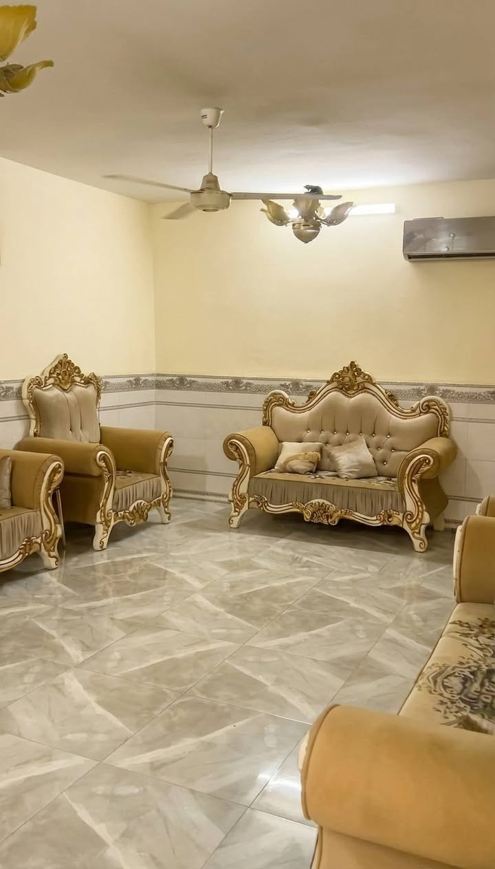 للبيع بيت بسعر مناسب "بحي الخضراء" المساحة 200م قرب جمال ابو الثلاجات
يتكون من 5 غرف نوم وصالة واستقبال ومطبخ وخدمات صحية وكراج كبير 
للاستفسار ***********
