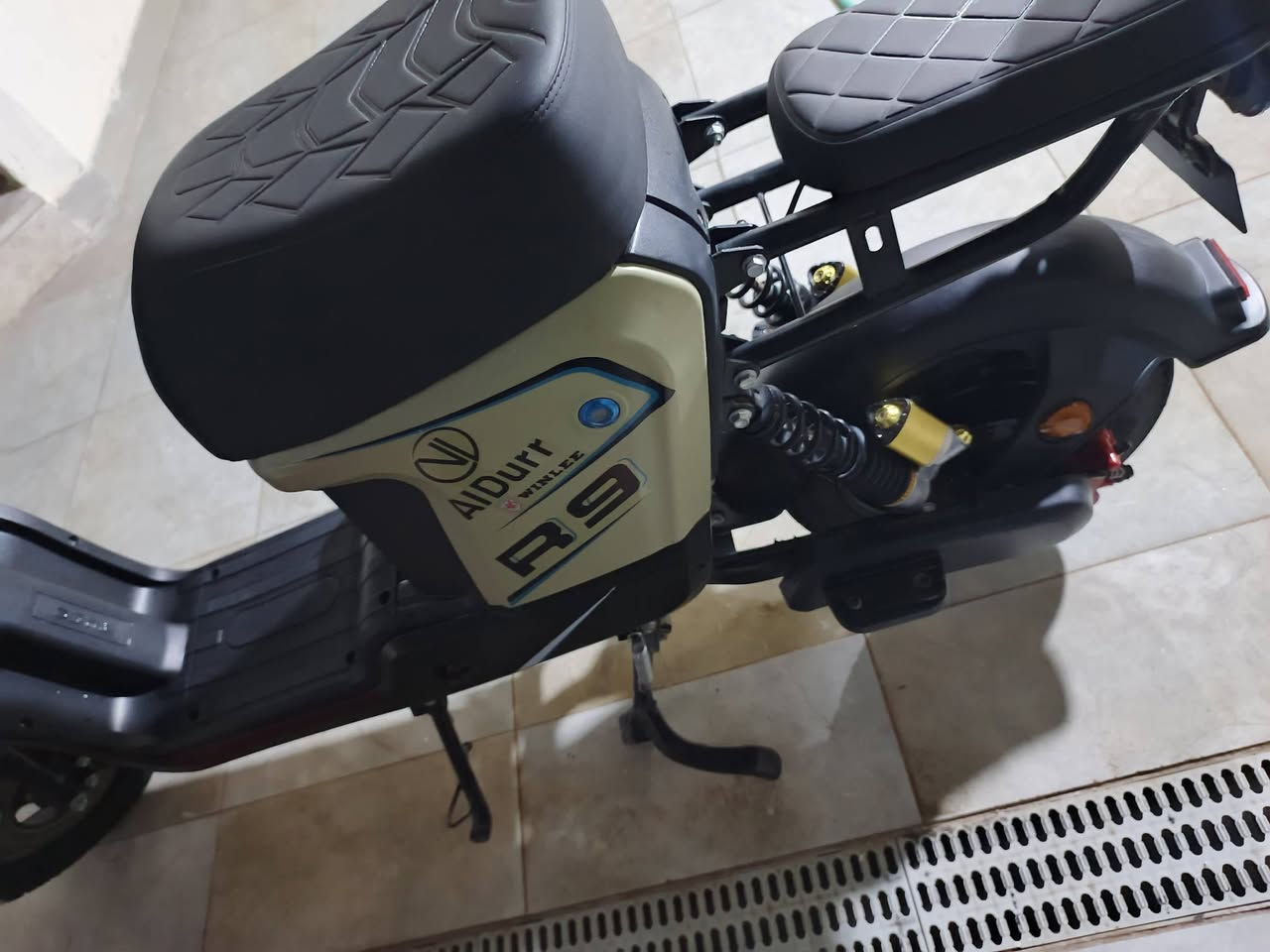 دراجهR9 فول مواصفات خمس بطاريات دبل اشاره لايت عالي ناصي هورن تكتك السرعه الحقيقيه 60 مع خوذه الملف3000 ولف اصلي ام بي ثري دراجه وايراتها محميه يعني ضد الماي السعر خاص ومابي مجال يعني قفل العنوان خاص باقي التفاصيل خاص


**إذا كنت صاحب هذا الإعلان وتريد حذفه لأي سبب، رجاءا أرسل رسالة إلى الدعم الفني**