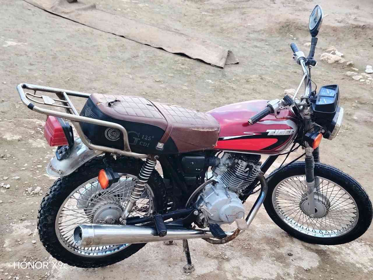 تايكر 2029محرك مفتوح لا صرف ولا اي شي كهربايات  شغاله بيع فقط السعر 300وبيها مجال جنوب الموصل الستفسار على هاذ الرقم ***********
