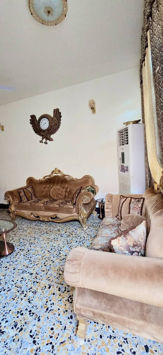 سلام عليكم بيت البيع مساحه ٣٠٠ متر قرب المدرسه ابن العربي قاط واحد غرف عدد ٢ واستقبال ومطبخ وحولي وترك وصحيات داخليه وخارجيه وحديقه وكراج من ضمن الطابو منطقة الانتصار مقابل مستشفى حماد شهاب سعر ٨٠مليون الاستفسار اتصل ***********
