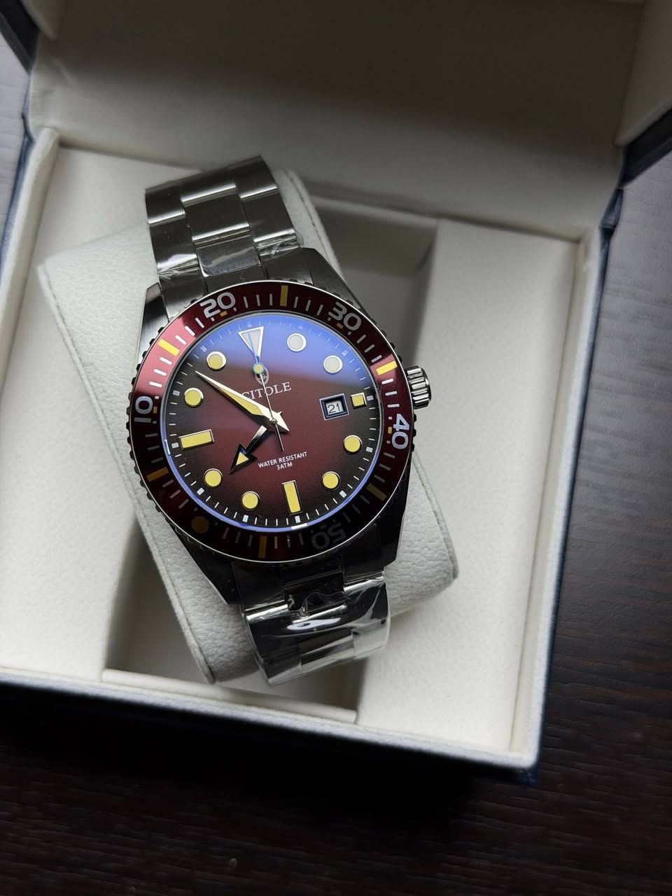 CITOLE 
فرنسي اصلي وكالة غير مستخدم 
كاملة المرفقات الاصلية العلبة + الكتلوك والضمان
رقم الموديل  CT-2002G
مينا مميزة جداً  
طوق دوار سيراميك
نافذ شهري
ارقام واميال لامينوس 
زجاج زفير كرستال مقاوم للخدش 
ستانلس ستيل بالكامل 
مقاومة للماء 30 متر 

السعر 75 الف على اول تم


**إذا كنت صاحب هذا الإعلان وتريد حذفه لأي سبب، رجاءا أرسل رسالة إلى الدعم الفني**