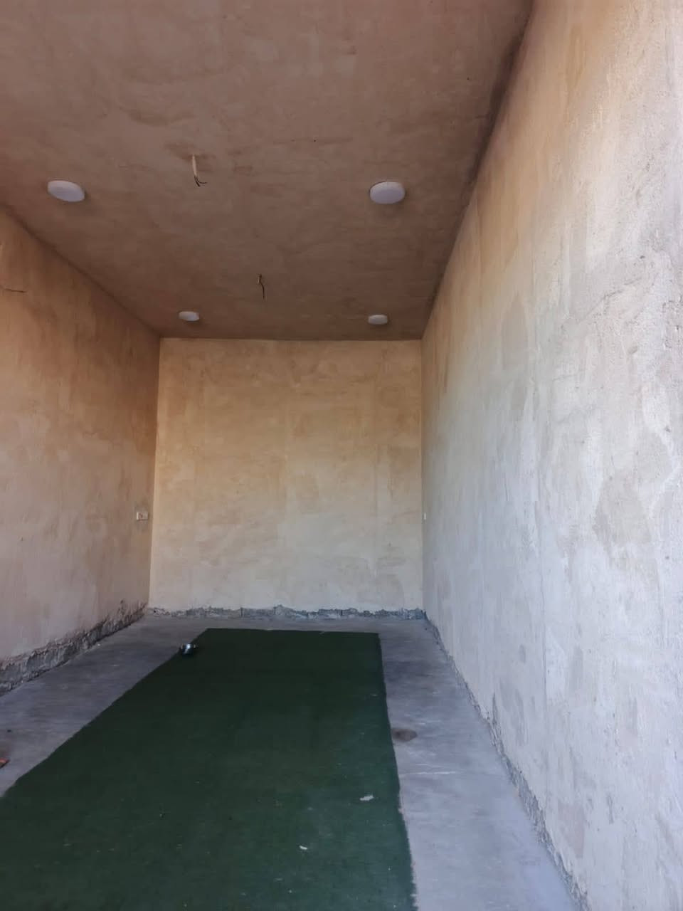 السلام عليكم بيت للبيع في كربلاء حي ام البنين طريق نجف كربلاء عمود 1180جهت يا علي يبعد عن شارع الزوار 300متر بيت عوزه تشجيبات للاستفسار ***********مساحه 200متر
