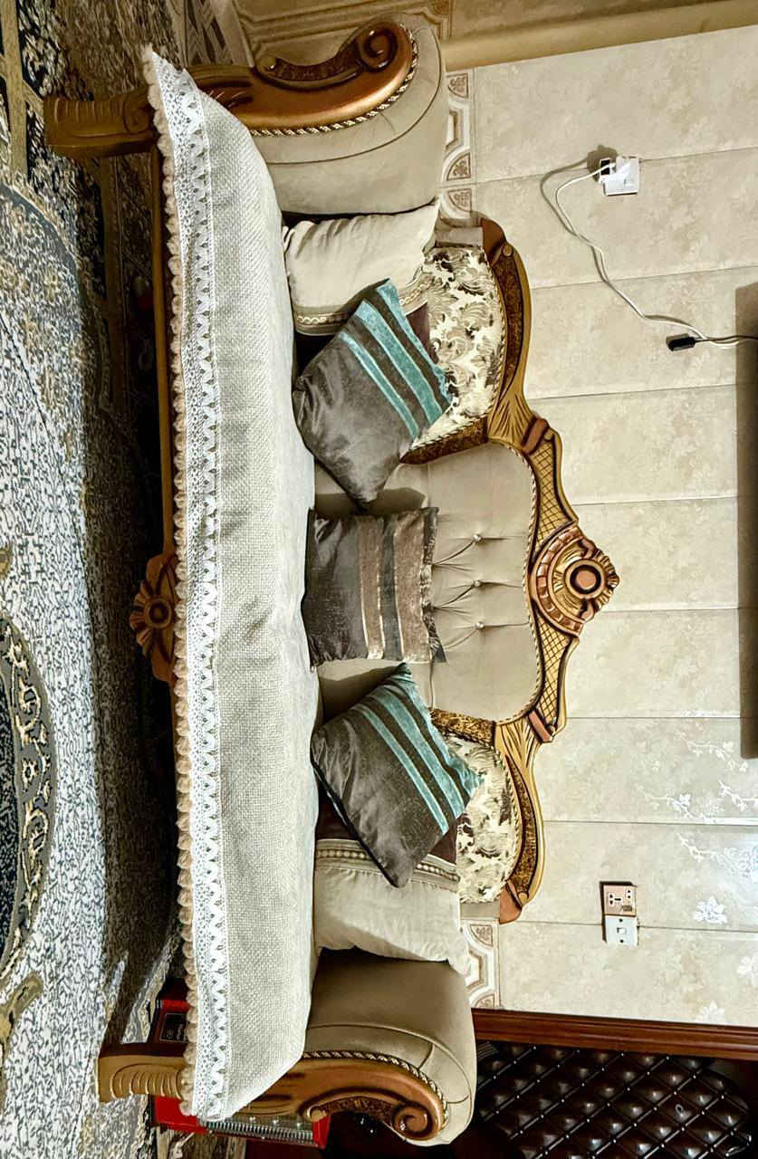 السلام عليكم تخم قنفات 2 و 4 كراسي سعره 325 وبي مجال بسيط للاستفسار ***********
