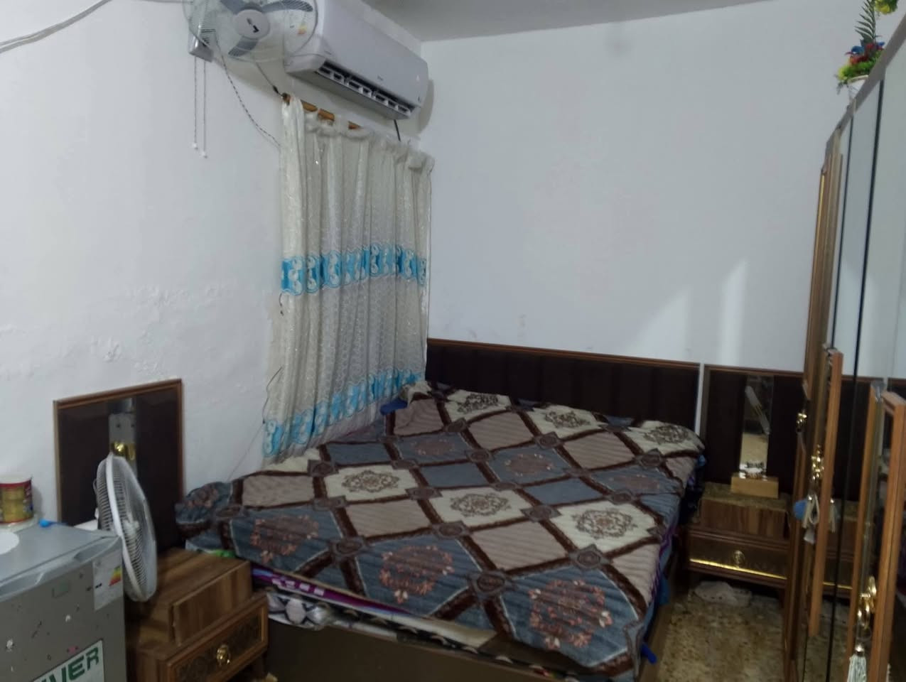 بيت للبيع في حي الوفاء المساحة 200 متر قرب محطة وقود الوفاء بي 4 غرف نوم استقبال مطبخ تخاريج كراج سيارة بناء اعگادة نظيف قريب على اعدادية نور الحسين ومدرسة ابتدائية ارض الانبياء ومتوسطة النفس الزكية مع كافة الخدمات للاستفسار على الرقم ***********
