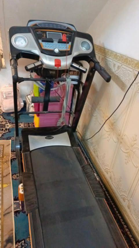 السلام عليكم نوعيه مضبوطه وقوي والله شتريته ب ٨٠٠ هسه توازيت ابيعه ب ٣٠٠ نضيف تجي تشوفه بعينك مكان حي جهاد الماركة: كينج فيتنس (KING FITNESS).
للبيع جهاز جري (Treadmill) من ماركة KING FITNESS المعروفة بتطويرها لشركة فنون سبورت. الجهاز قوي وعملي ومناسب جداً للاستخدام المنزلي.


**إذا كنت صاحب هذا الإعلان وتريد حذفه لأي سبب، رجاءا أرسل رسالة إلى الدعم الفني**