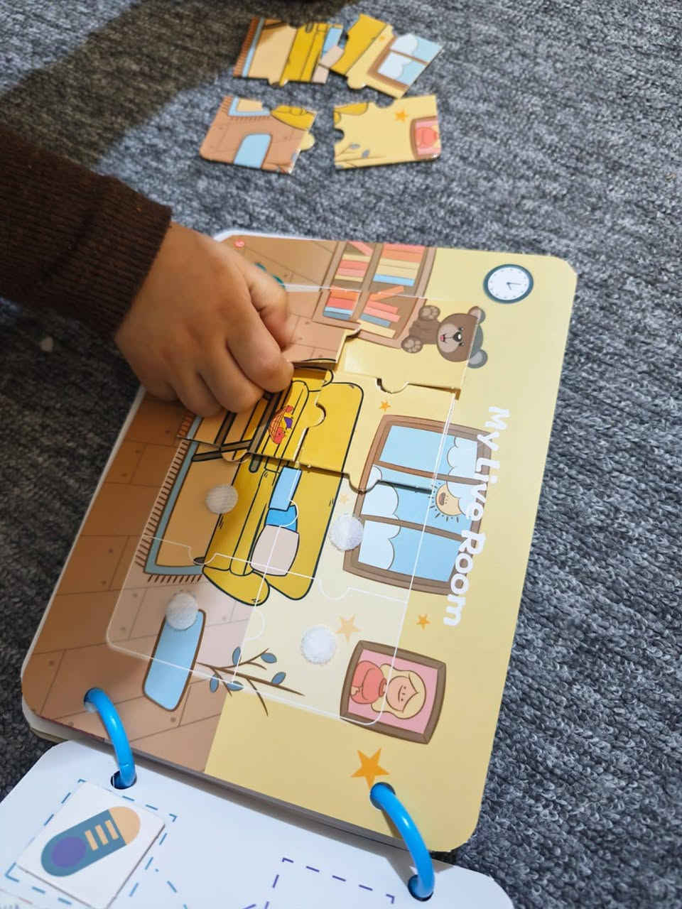 سؤال للأمهات.. منو مثلي تعبت وهي تعيد نفس الكلام يومية؟ 🤦‍♀️
"ماما البس هدومك وحدك"، "ماما غسل سنونك"، "ماما رتب ألعابك".. وبالمحصلة الطفل يمل من التوجيهات ويظل يعتمد علينا بكل شي!
​جنت أدور على طريقة تعلم ابني هاي التفاصيل "بدون عياط وبدون ملل"، لحد ما شفت هاي الصفحة وطلبت منهم الكتاب التفاعلي (Busy Book).
​بصراحة؟ هاي مو مجرد لعبة، هذا "تدريب" حقيقي:
​مشكلة اللبس: بالكتاب اكو فقرة يلبس اللعبة هدومها ويطابق القطع، فتعلم شلون يسويها لنفسه بالحقيقة.
​مشكلة النظافة: بي فقرة أدوات الحمام (الفرشة والصابونة)، الطفل صار هو يحب يروح يغسل لأن عباله ديطبق اللعبة.
​مشكلة الفوضى: يتعلم يرجع كل شي لمكانه (المواعين بالمطبخ والألعاب بالرف) من خلال اللزاق (Velcro).
​أحلى شي بالصفحة إن شغلهم نظيف والقطع قوية وتتحمل "عرك" الجهال 😂 والأهم من هذا كله.. ابني عاف الموبايل وكعد يركز بشي يفيده صدك.
​شوفوا الصور واحكموا.. منو منكم تعاني ويه طفلها بالاعتماد على النفس؟ وشلون حليتوا الموضوع؟ 👇
الصفحة Ghadeer's Toys


**إذا كنت صاحب هذا الإعلان وتريد حذفه لأي سبب، رجاءا أرسل رسالة إلى الدعم الفني**