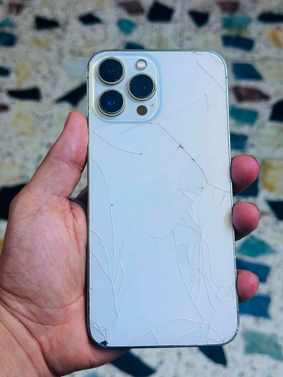 ايفون ١٣ برو ماكس 
بطارية ١٠٠٪؜ جهاز نضيف 
شاشه بيها فطر جوة الشاشة وبيه شوي سواد أثر الوگعة واضحة بالصور 
مستبدل شاشة اصلية درجة اولى old  + بطارية اصلية 
الجهاز كلة شغال السعر | ٣٢٥ 
مدينة الصدر | ***********
