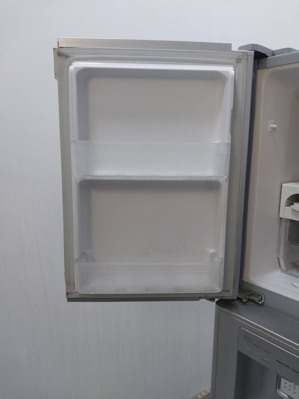 سلام عليكم عندي ثلاجه هيتاشي للبيع  ثلاجه شغاله على فحص  يحب يتصل على هذا رقم ***********
