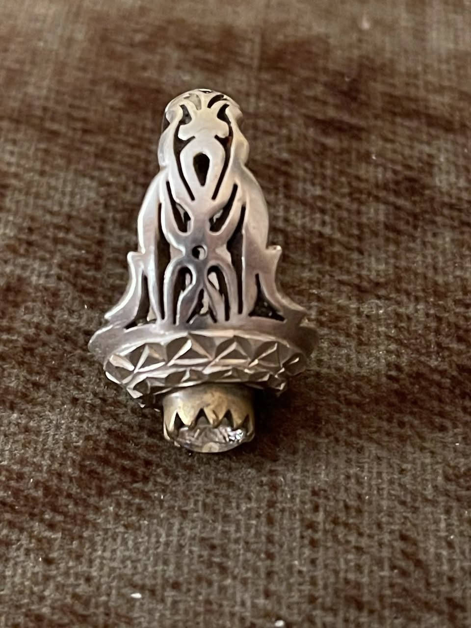 سلام عليكم خاتم فضة اصلية ختم 925
وزن ثقيل حجر موزنايت حقيقي 
عنواني بغداد الدورة 
***********
