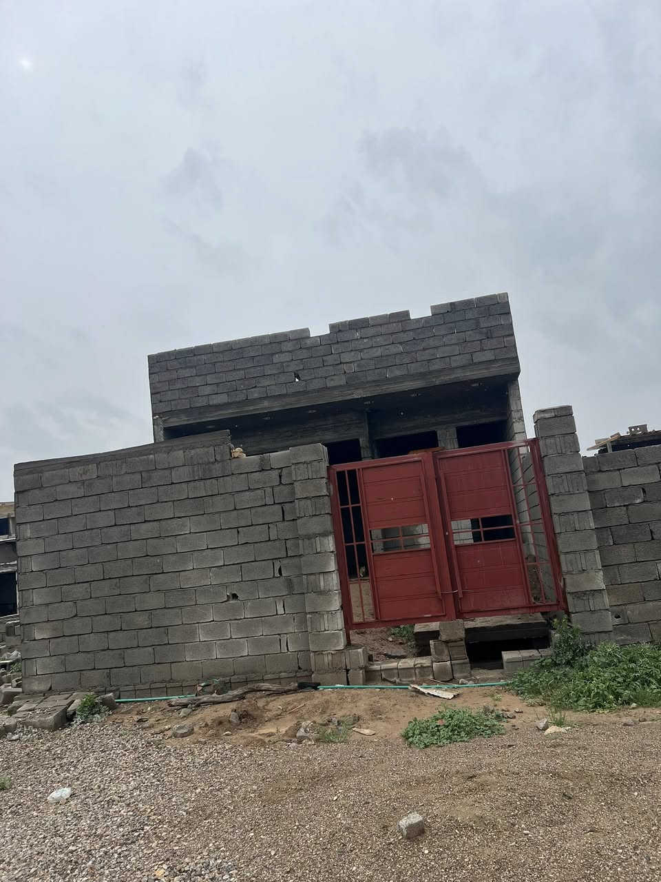 السلام عليكم
هيكل للبيع مساحة 160م واجهة 7.40م نزال 22م 
الموقع : كاطون الرازي خلف مستشفى طب العدلي 
الخدمات المتوفرة ماء + مجاري +كهرباء  
يبعد عن الشارع العام تلاث افرع 
يشمل ستقبال 6*4
مصبخ 3*4
مطبخ حار صغير
صاله 6*4
1غرفه نوم 5*4
منور داخل الصاله
منور خلف البيت
مرحله البناء  كامل ناقص بس مجاري ماء+ لبخ + سيراميك 
جنس الارض تجاوز تابعة الى مديريه البلدية  مسجلة غابات مشمولة في قرار 25 للتطويب  ماشية معاملة بيها  تطويب
للستفسار:***********
*********** متوفر واتساب ايضا
