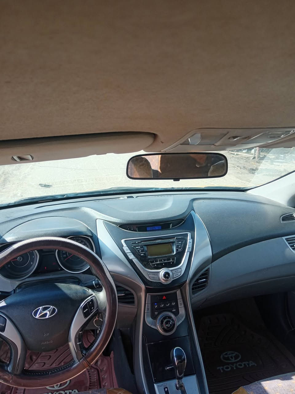 السلام عليكم. النتره هونداي خليجي 2014.بيها جاملغ مبدل عكس سايق مكينه وكير مكفولات حجم المكينه 1600. تخم تاير. حداديه ٪75. كهربائيات كلها شغاله. تبريد شغال. مصفره هيئه وغرامات. سنويه ساقطه 5 سنوات السعر 115 وبيها مجال العنوان الديوانيه قضاء السنيه *********** مداور ثاني يوم
