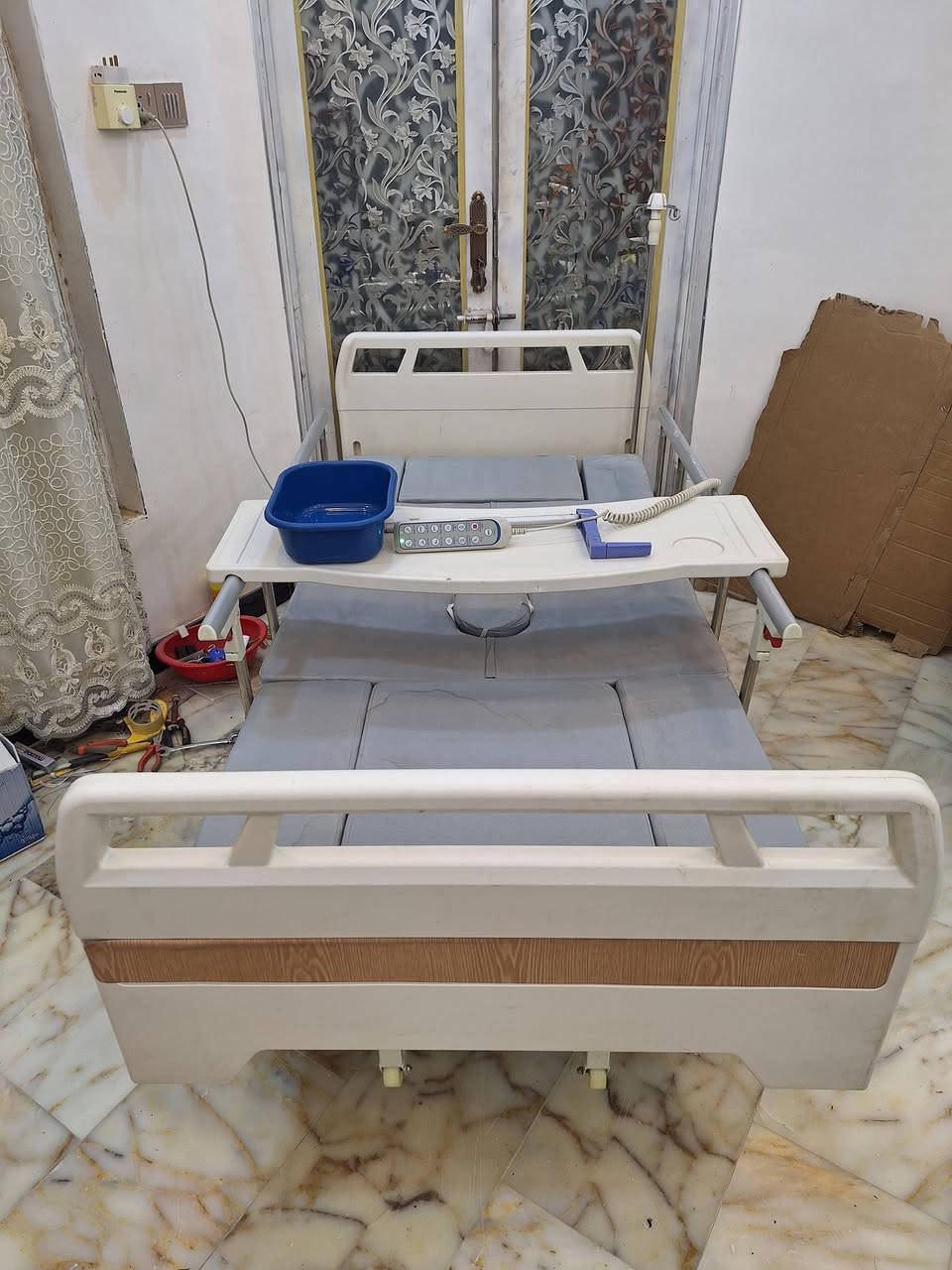 للبيع سريرطبي كهربائي ريمونت كونترول ٦ حركات مع فتحه وسطية للحمام قلاب يمين و يسار يصبح كرسي مع طبلة طعام وحمالة مغذي بحالة جديده السعر المطلوب ٧٥٠ الف  *********** للتواصل موجود واتساب
