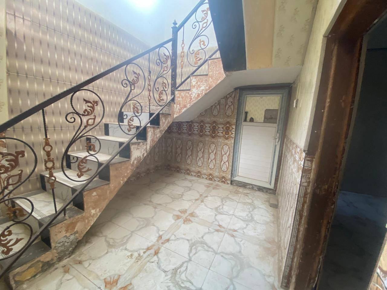 يا الله دار للايجار مساحه 150 متر
طابقين 
يحتوي على 3 غرف نوم 
الموقع الشارع الرابط بين شارع 80 وشارع 100 قرب مدرسة زهور بابل 
سعر الايجار 400 قفل 
للاستفسار الاتصال على الرقم ***********
