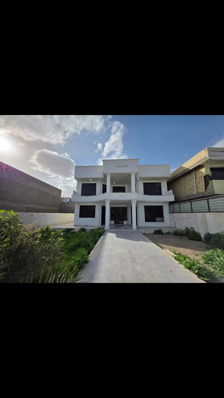 السلام
العقار للبيع 
عنون الجزيره سياحيه قرب مركز شرطة الفحامه
مساحت البيت 510 واجهت البيت 17متر
بناء حديث
البيت زنجيال على فراعين 
يحتوي على 7غرف نوم 
استقبال 4ونص في 7
مطبخ 4ونص في 7
صحيات معزوله 
ارضيت البيت مرمر 
صطحين 
رقم الهاتف ***********
***********
