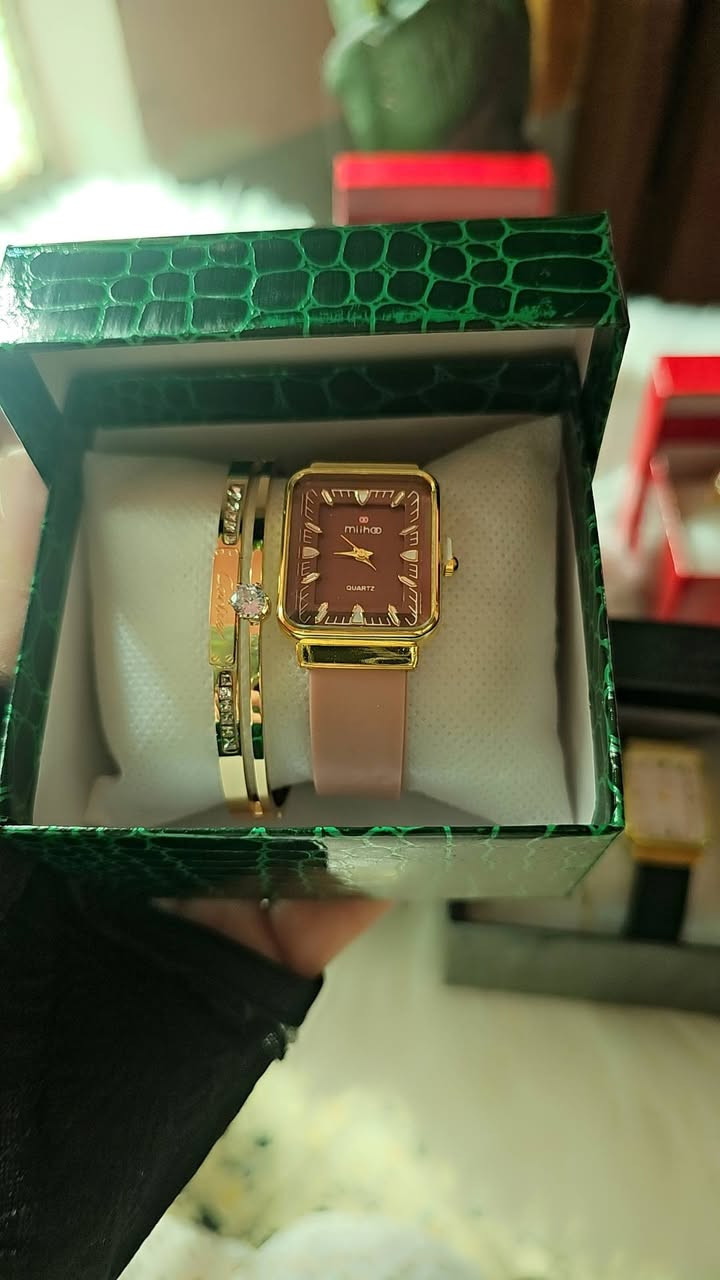 🎁✨ لأن المعلمة مو بس تعلّم… هي تصنع أجيال ✨🎁
بكج نسائي راقي وأنيق يليق بذوقها 💖
💍 إكسسوارات ناعمة
⌚ ساعة أنثوية فخمة
👜 تنسيق مرتب وجاهز للإهداء
هدية مثالية لـ عيد المعلم حتى تعبّرين عن الامتنان بأجمل طريقة 🌸
✨ تغليف أنيق وجاهز
📦 متوفر توصيل داخلالمسيبونواحيهاو لكل المحافظات
🛍️ الحجز مفتوح والكمية محدودة
🎀 نجهز الطلب حسب الذوق والطلب
📩 احجزي هديتك هسه وخليها تكون مميزة ومختلفة
لا تنتظرين آخر لحظة 💕
#إكسبلور #عيد المعلم


**إذا كنت صاحب هذا الإعلان وتريد حذفه لأي سبب، رجاءا أرسل رسالة إلى الدعم الفني**