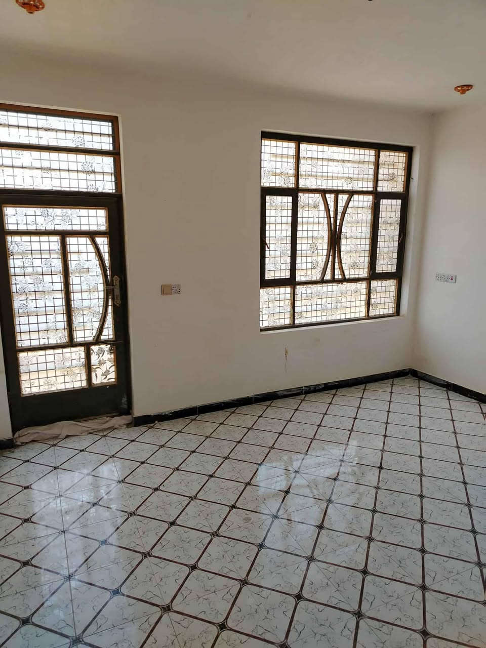 🏘️دار #للبيع 

📍 #الموقع:  حــــلة..  منطقة المراشدة..  خلف مدينة حمورابي..  

✨ #المواصفات:  
▫️ المساحـــــــة // 100م 
الواجهــــــــــة // 5م
النـــــــــــــــزال // 20م
................
🔹محتويات الدار

طابقين 

( ٣ )غرف نوم وهــــــــــول وأستقبال  ومطبـــــــــخ ومجـمــــــــع صحيــــــــات خارجــــــــي وداخلـــــــــي...

بناء طابوق درجة أولى 
خدمات كاملة 
ومجاري كملو المنطقة
وقريبا يتبلط الشارع  
----------------------
📞 للاستفسار والمعاينة: 
الاتصال على الارقام :
***********☎️ 
***********
واتساب    
او مراجعة المكتب 
الحلة _ ناحية ابي غرق _ شارع الأمام _ مجاور كوفي مر الزمان 
مكتب البيرق  للعقار 

--------------------------------
✅ نستقبل جميع عروضكم السكنية 🏠 والتجارية 🏡 بكافة مناطق الحلة 
……………………………
