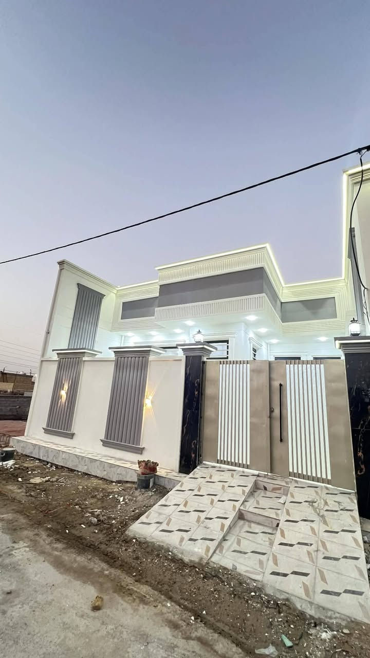 دار سكن للبيع
___
العنوان : حي الجامعة 
 داخل مجمع حيدر ابن حجي هندي النموذجي
مجمع خدمات كاملة
كهرباء _إنارة _ماء _مجاري _ تبليط _ أرصفة_مولدة منطقة
البلوك رقم 13 _يقع على شارع بعرض 15 / M _موقع مميز  

-------------------------------------
زراعي سند 25 
بناء حديث  
غير مسكون
طابق واحد كونكريت مسلح

المساحة :200 / M

--------------------------------
 تفاصيل البيت 
____
غرف نوم عدد 2 نظام سويت، صالة عدد 2، استقبال، مطبخ(حار+بارد)، مجمع صحي عدد 2، گراج سيارة، حديقة

 

                          المراجعة 
    مكتب العتابي للعقار  ديوانية الجزائر مقابل فندق
برج الامراء للاستفسار           ***********
                                 ***********
                                 ***********
