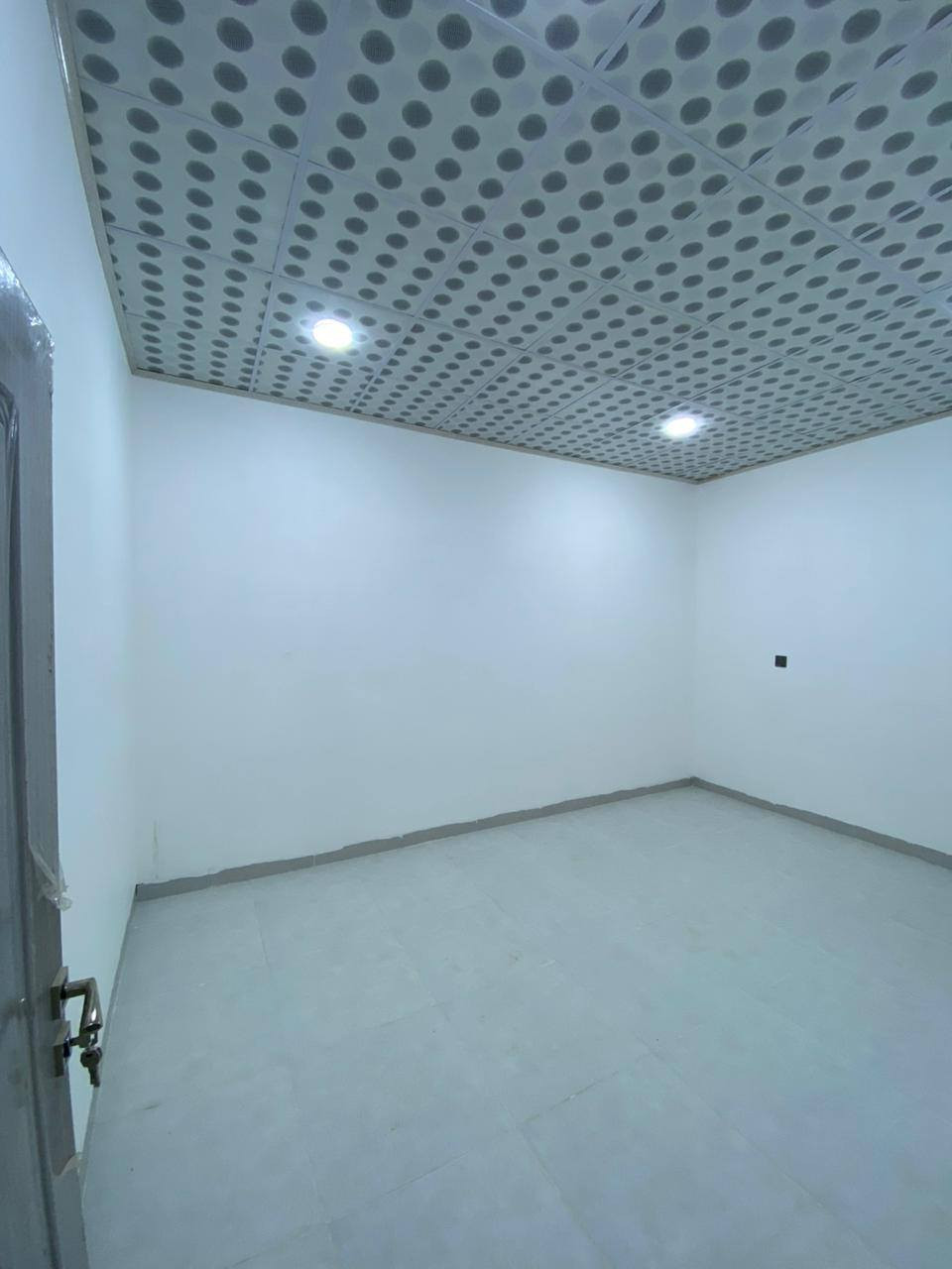 دار للبيع
حي الملايين خلف الگمرك 

يبعد عن الگمرك 150 متر

مساحة 100 متر  طابقين 

طابق الأول غرفة نوم + هول مطبخ مشتملات استقبال 

طابق الثاني هول + غرف نوم 2 + مشتملات 

تبليط ماء كهرباء 

واجها 5 متر * 20 

سعر 93  مليون بي مجال 

للاستفسار اكثر 

***********

***********
