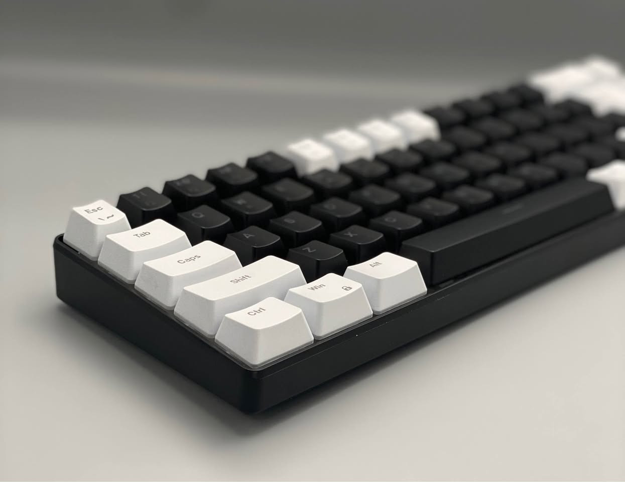 ⌨️ Snpurdiri 60% RGB Backlit Membrane Keyboard

🔹 التصميم: 60% مدمج لتوفير مساحة أكبر للمكتب 🎮
🔹 عدد المفاتيح: 61 مفتاح
🔹 النوع: Membrane Keyboard بهدوء أثناء الكتابة ⌨️
🔹 الإضاءة: RGB Backlight مع تأثيرات إضاءة متعددة ✨
🔹 الاتصال: سلكي عبر USB Plug & Play 🔌
🔹 Anti-Ghosting: دعم مفاتيح متعددة لاستجابة أفضل أثناء اللعب 🎯
🔹 التصميم: خفيف وصغير الحجم، مناسب للجيمينغ والتنقل
🔹 التوافق: Windows / Mac / Linux
🔹 الخامات: Keycaps مقاومة للتآكل للاستخدام اليومي

💡 كيبورد اقتصادي بتصميم 60% وإضاءة RGB جذابة، مناسب للألعاب والاستخدام اليومي مع حجم مدمج.

السعر : 20 الف
خدمة توصيل 🚚 لكافة أنحاء العراق 🇮🇶 بغداد, العراق


**إذا كنت صاحب هذا الإعلان وتريد حذفه لأي سبب، رجاءا أرسل رسالة إلى الدعم الفني**