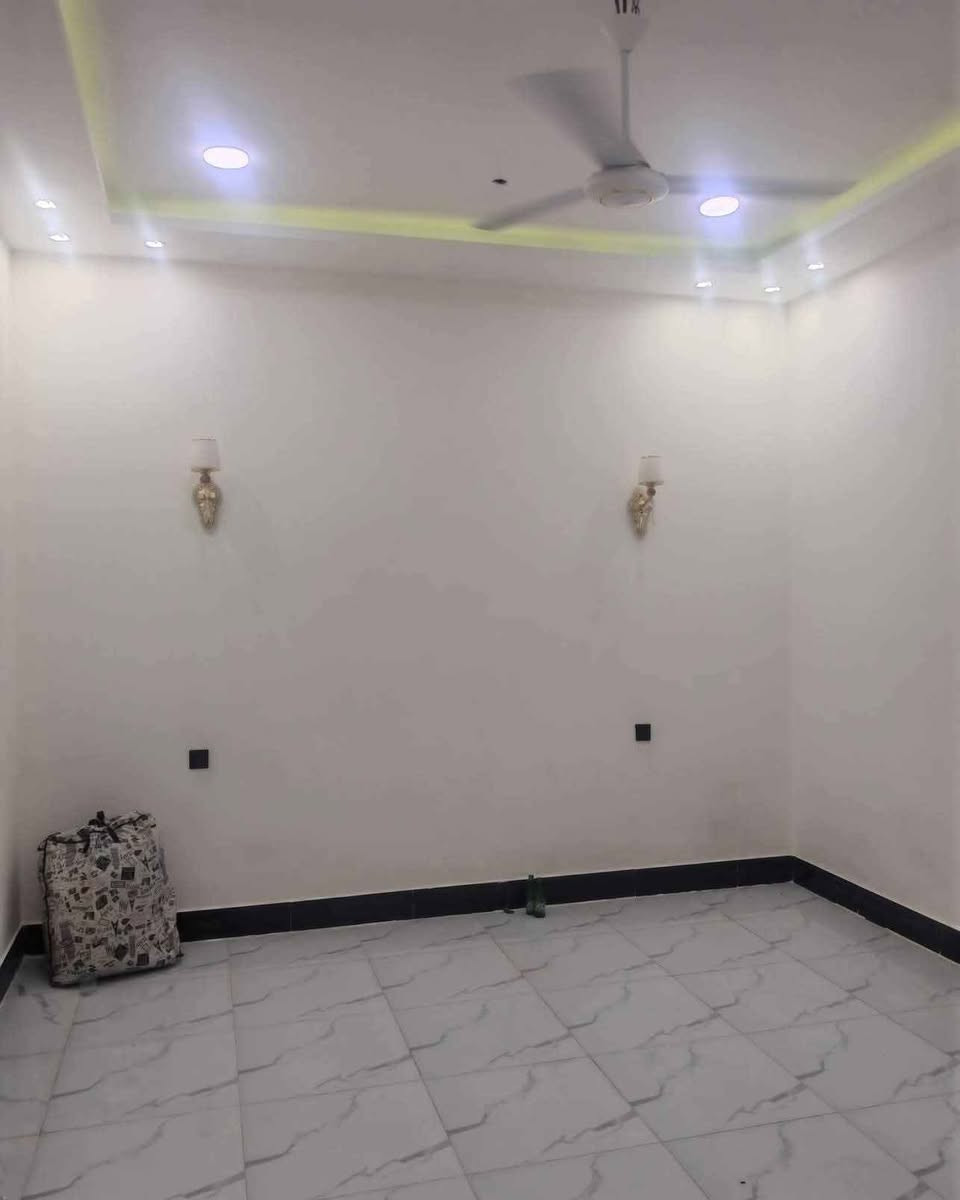 السلام عليكم 👋حياكم الله متابعين ***********
يعلن مكتب الذهبي للعقار 💫
عن توفر لدينا بيت طابقين طابو صرف زراعي عراقي 👍  مساحه 180 متر ركن الطابق الارضي غرفتين كبار واستقبال ومطبخ وصاله7/4 وحمامات كامل واجهيه البيت حجر والطابق الاول عباره عن شقه  غرفتين 5/4ومشتملات كامله ودرج خارجي نظام مرتب وبناء حديث ديكورات درجه اولئ العنوان ابو الخصيب منطقه ابو الجوزي يطلع عل 3 شوارع  السعر ٢١٥ وقابل التفاوض للاستفسار اكثر الاتصال او مراسله واتساب نستقبل كافات عروضكم العقار يه عنوان المكتب ابو الجوزي مجاور معمل الجابري للسخانات مكتب عقارات النور الذهبي ويوجد عروض آخره *********** *********** بناء البيت بناء طابوق البصرة, العراق
