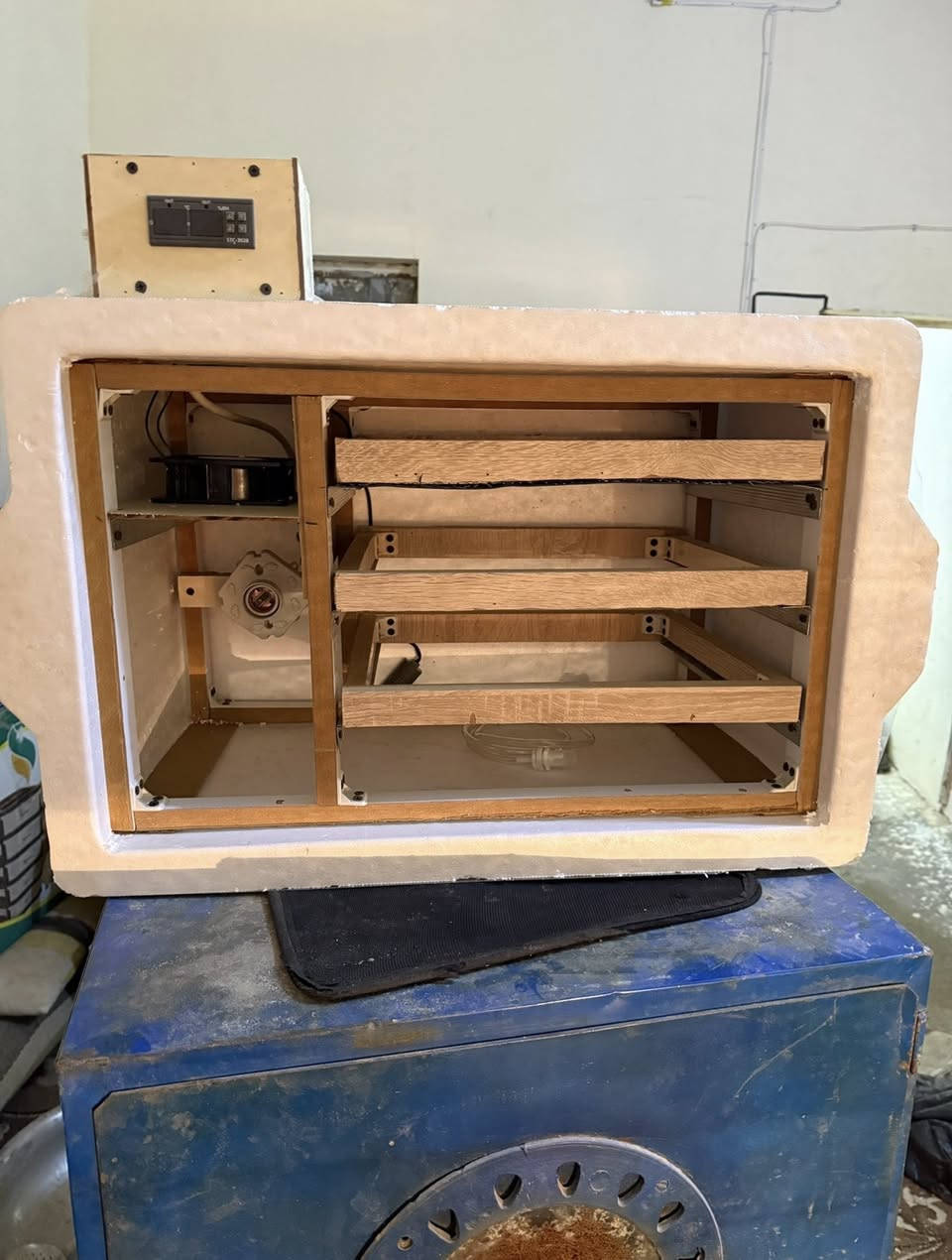 السلام عليكم فقاسه تقليب يدوي بيها 3 مجرات جديده ماعرف استخدمها سعرها 40 مكاني حي الجمعيه ***********
