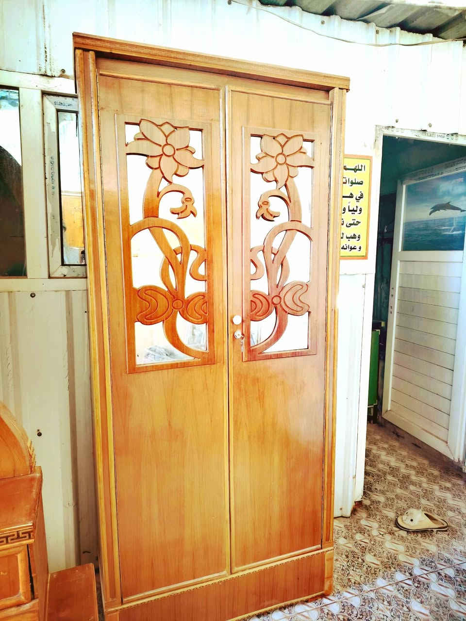 غرفة اخشاب صاج شغل وسط ام الخمسه غرفه ضخمه فول نضافة دوشمه وترتيب زاويه كنتوريه ملحق للبيع الديوانيه اتصال ***********
