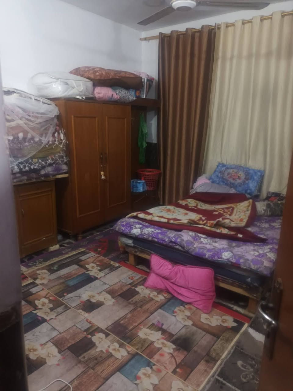بيت للبيع تجاوز المساحه ٩٠ طابق ونص يحتوي على استقبال وغرفة نوم وصاله وطابق الثاني يحتوي على غرف نوم ومطبخ وصحيات وسطح بناء حديث بناء طابوك الموقع المشتل معسكر حي فدك قريب على شارع المطبك السعر ٥٤ للإستفسار الاتصال على الرقم ***********
