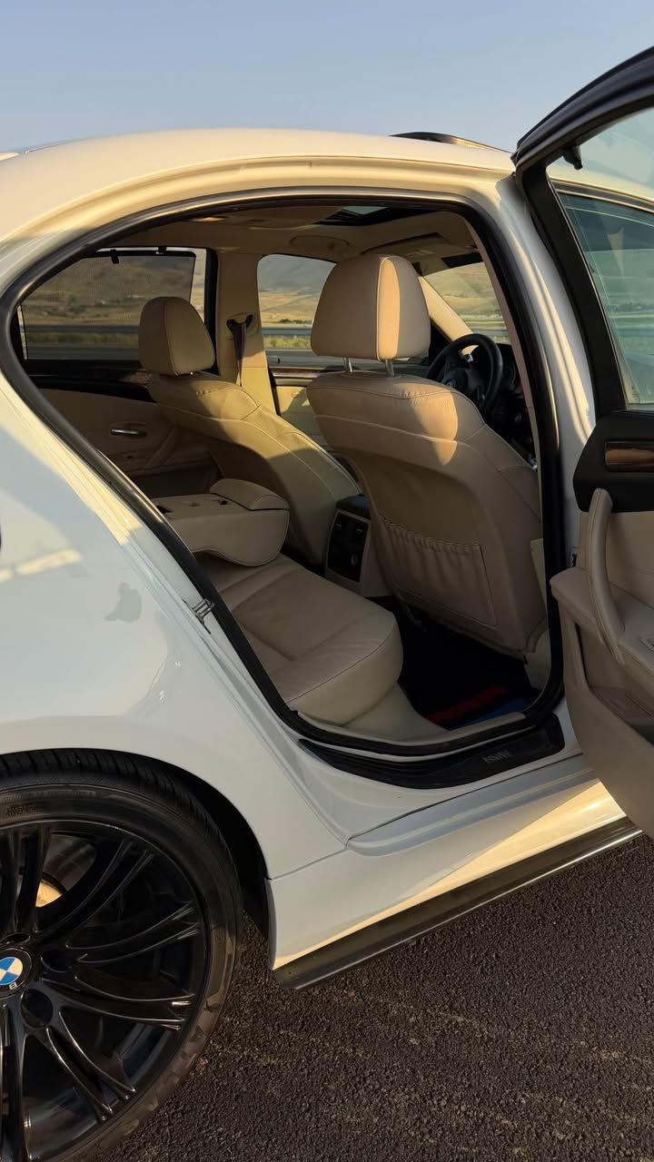 BMW E60 530i M package 
***********
مۆدێل 2010 بە کاملی کراوە بە M5 مەکینەی 30 ی نۆزڵ کورت مەرغووب بێ بۆیاغ. مواسەفات فول فول ( سلایت - شاشە گەورە - پێنج پەردە - لایت لید و زینۆن و ناو ڕەش - گێڕ کوبرا + شەفتی سەرسوکان - بەگ لایت لید ناو سپی - ناو زەرد و کوشن جلد و کارەبای و خەزن و هیتەر - کروز کۆنتڕۆڵ - گێچی کراوە بە M5 300km - ویلی M بیلادی حەجمی 18 ی دوو سایز - سالۆنسای سپۆڕت - بەسمە و زۆر مواسەفاتی کەی تێدایە
بۆ نرخ پەیوەندی بکەن یا مەسج بنێرە 
لە سلێمانیم السليمانية, العراق
