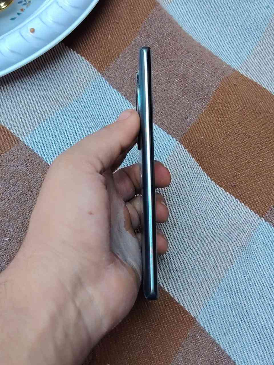 سلام عليكم هونر اكس 9a جهاز نضيف فقط بيه كسر بطرف الك كارتونه ويه ذاكره 128 عشوائيه 8 كامره ما مثر جهاز مكفول من كلشي مكاني بغداد *********** واتساب
