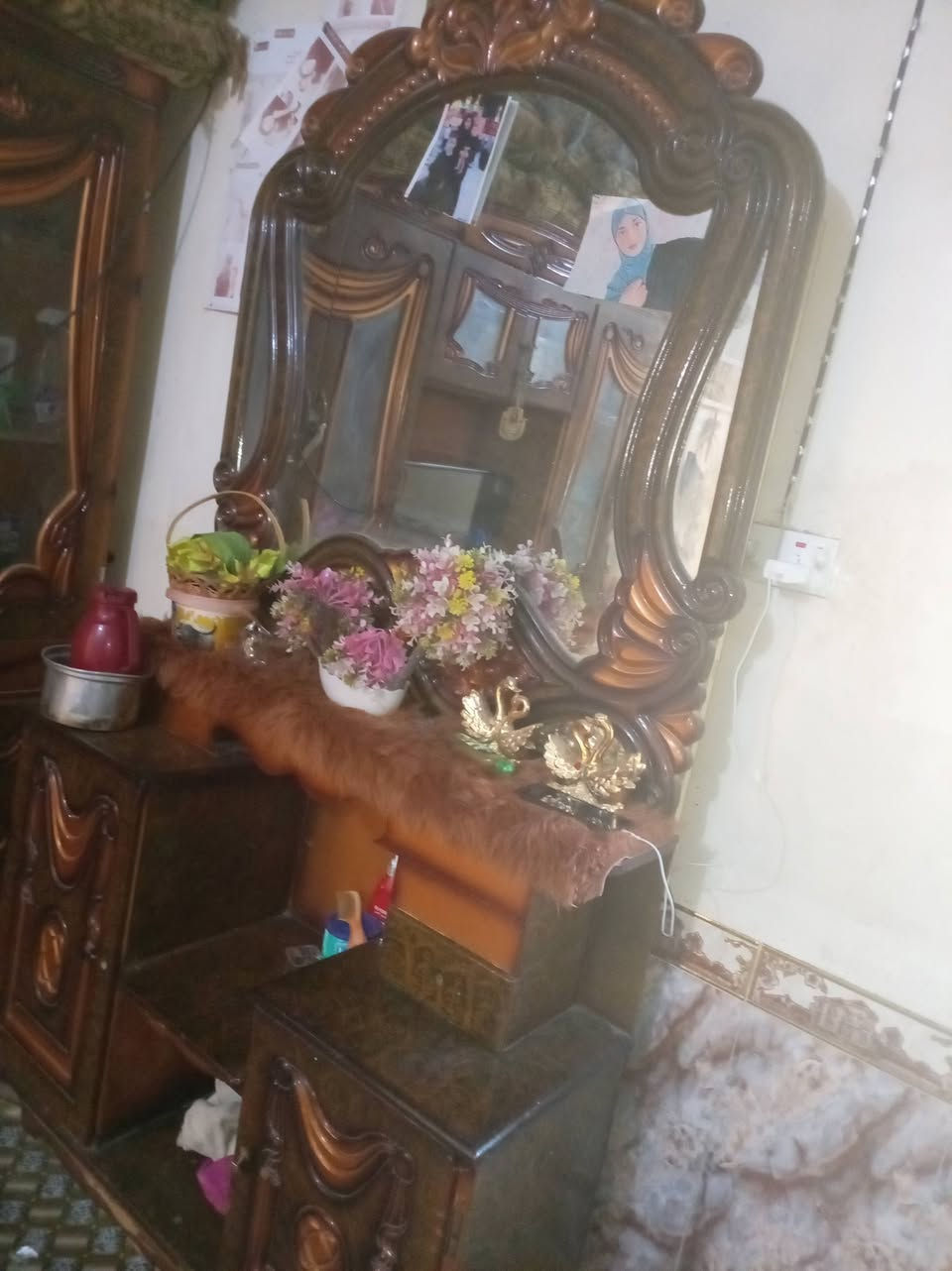 السلام عليكم غرفه البيع كامله نصيفه السعر 600 وبيهه مجال الاستفسار ***********
