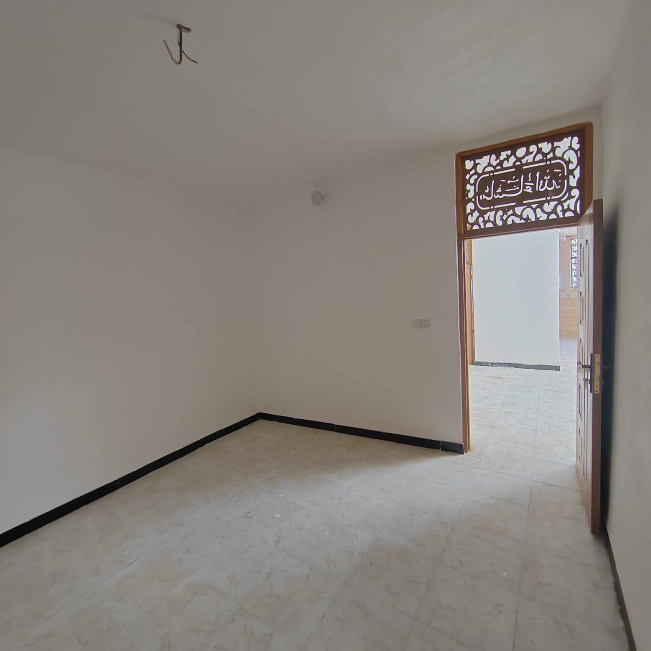 السعر 49
 المساحه 110
الموقع :        حله ابو خستاوي مفرق عنانه خلف معمل التانكيات قريب من         الشارع العام                    

نـوع الـعـقار:   طـابو زراعي سند 25 

البناء طابوك صب كونكريت 

غرفة نوم  مطبخ  صالة  هول

مجمع صحيات

نعتذر عن المراوس والاقصاد

ملاحظه البيت فارغ محد ساكن بي اليشتري مباشر يستلمه 

للستفسار ***********
