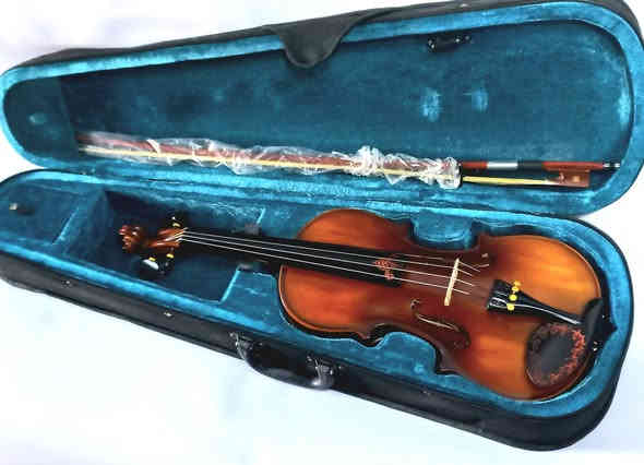 كمان للبيع سعرة 125 الف دينار  الكمان ماركة ومحفور بظهر الكمان اسم الماركة مو تجاري كل اجزاءه من الخشب حجمه 4/4  هذا رقمي وبي واتساب *********** مكاني بغداد/البياع (يوجد توصيل باجور)
