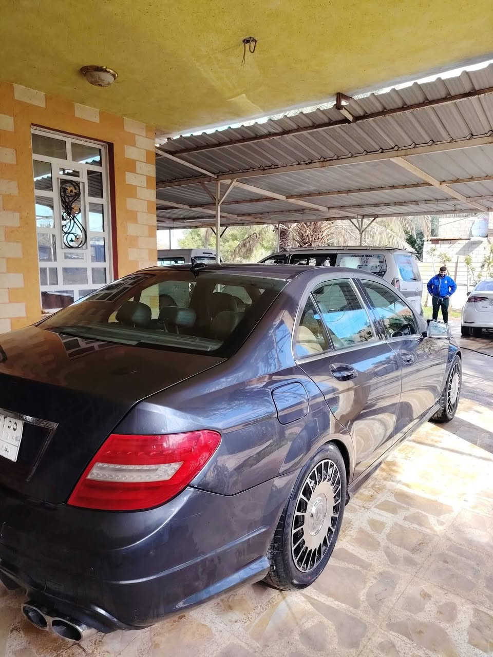 السلام عليكم
مارسدس c300 2014 w204 v6 لون فيراني 
الضربة صندوك بدون اي ايرباك
السيارة ماشية ١٥٠
رقم انكليزي بغداد جديد
مكاني بغداد
السعر ١٤٠ ورقة وبيها مجال 
***********
