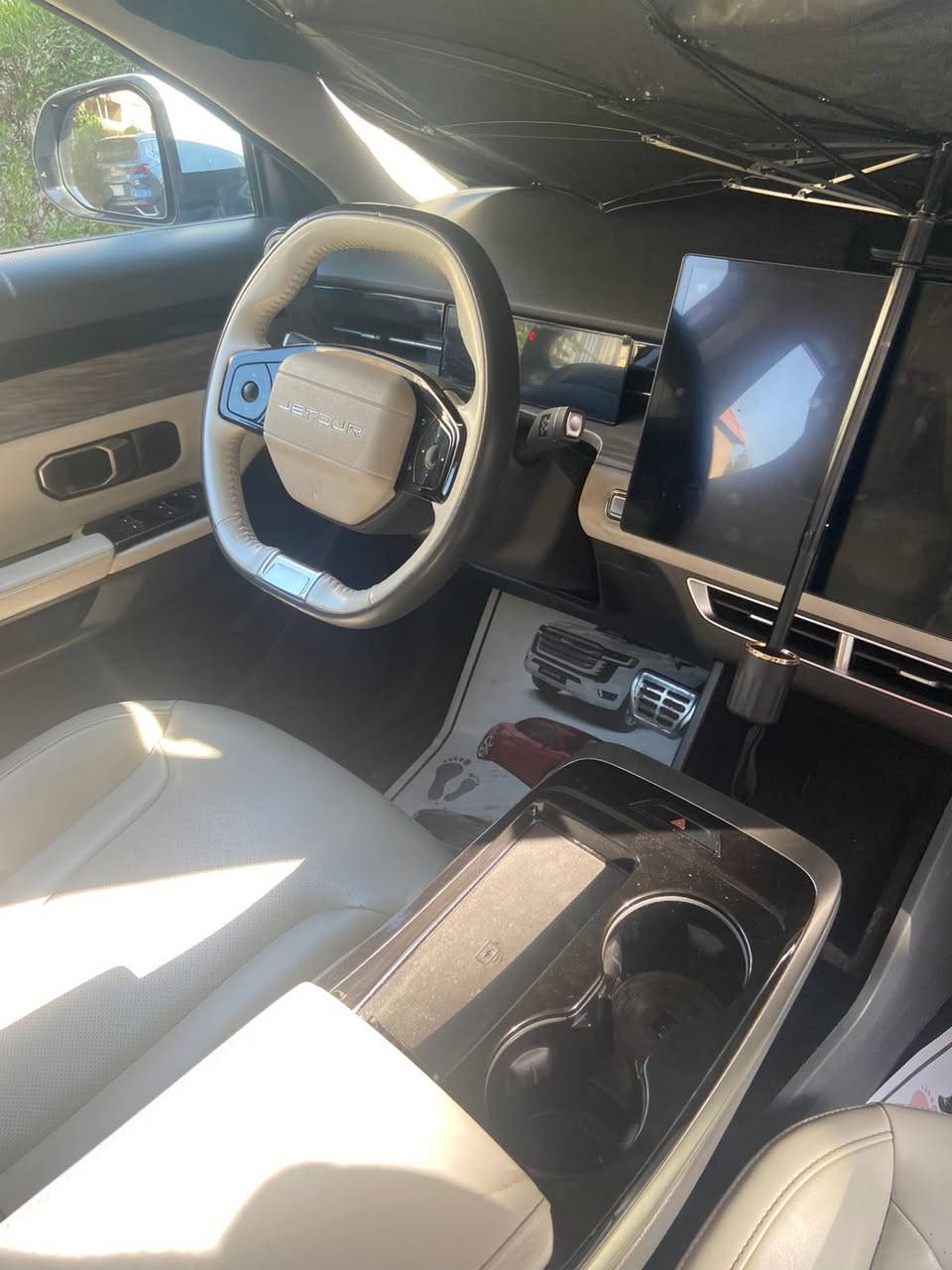 Jetour Dashing 2024 / 1.6 Turbo Luxury full
ماشية 38 ألف كم والسيارة جديدة ع الشركة
المواصفات: بانوراما تشغيل عن بعد 
جنطة كهرباء.. رادارات أمامية وجانبية.. أطفاء ذاتي.. كشنات جلد لونين كهربائي تبريد وتدفئة.. كروز سرعةوتحديد مسار.. نقطة عمياء.. كير ب٨ سرع وأنارة متغيرة مع شاشة كار بلي كبيرة دوسات مضيئة بعلامة جيتور وشعار تحت المرآة الجانبية ويل بحجم ٢٠ … مع مواصفات أخرى 
داخل الضمان ومكفولة وبأسمي 
رقم بغداد الإنكليزي والسعر مناسب للجناي 
أتصل ع الواتس آب أو ماسنجر أو على الأرقام… 
*********** واتس آب 
*********** 
اتصل وتدلل🤍
اليرموك قرب جامعة الناجي 
ممكن أراوس وحسب القناعة
