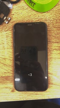 آيفون XR • نظيف ٩٠٪ • مستعمل