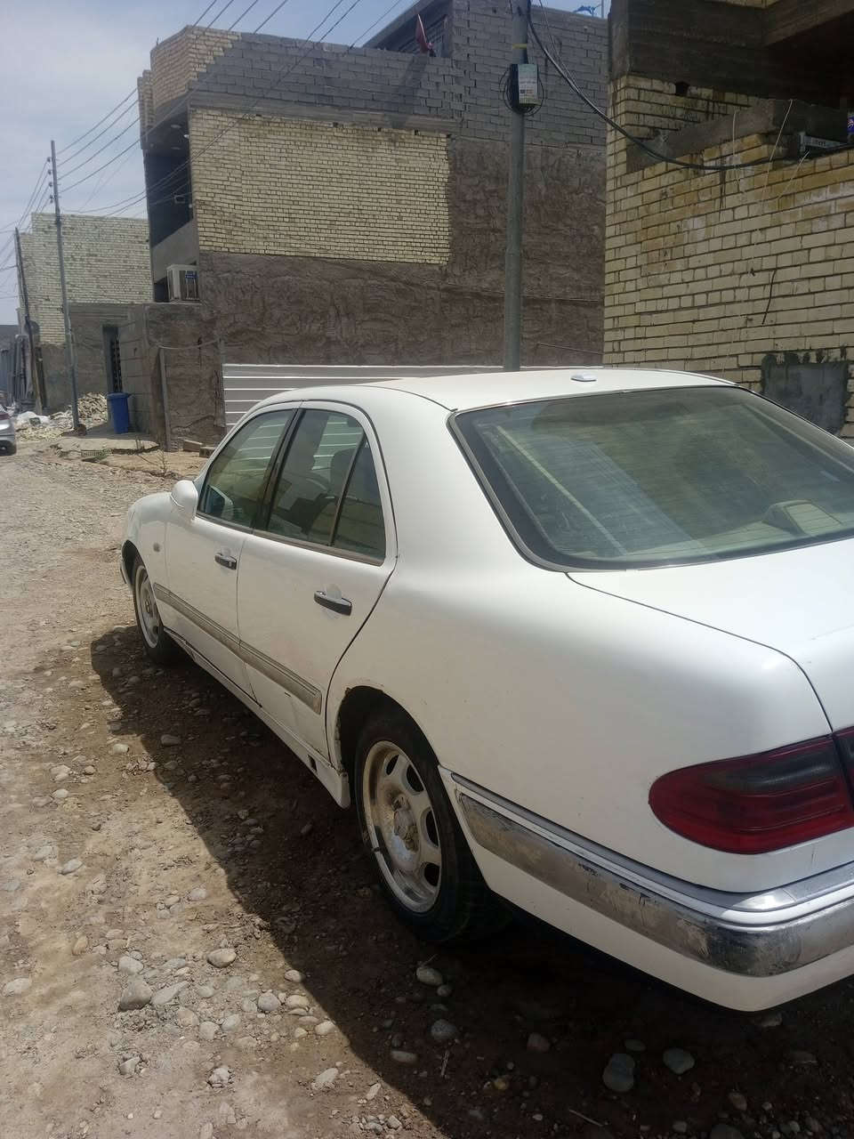 مارسيدس ام عيون موديل 1996
1996 Mercedes Benz E230 W210 
السيارة بلادية بدون اي تحوير 
السيارة فول مواصفات 
محرك أربعة سلندر
نوع المحرك M111
كشنات كهرباء 
كشنات هواء 
جام كهرباء 
كير اوتوماتيك 
مرايات كهرباء 
مرايات شفط 
كشنات مخمل 
فتحة سقف
داخل صاج 
اربع ايرباك 
نضام ABS 
لايت ناصي زنون لد 
زراك لايت 
مثبت سرعة 
قطعتين تبريد 
بردة خلفية 
صدرها صار اسبوع من كملته 
وبعد بيها هواي مواصفات 
السيارة رقم اربيل باسمي شرط التحويل 
هزة بعدها ما ساقطة 
السيارة بيها نواقص بسيطة 
عوزها راديتر تبريد 
كمبريسر شغال وفريز ما بي ليك 
مكان السيارة بغداد 
السعر 70$
للتواصل 
***********
