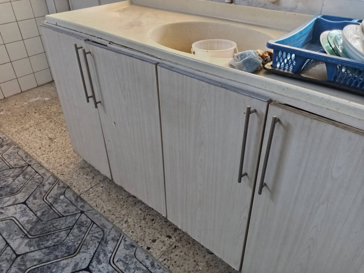 للبيع كاونتر ٤ متر كامل للبيع مع خزان ماء نظيف هاتف *********** وتساب
