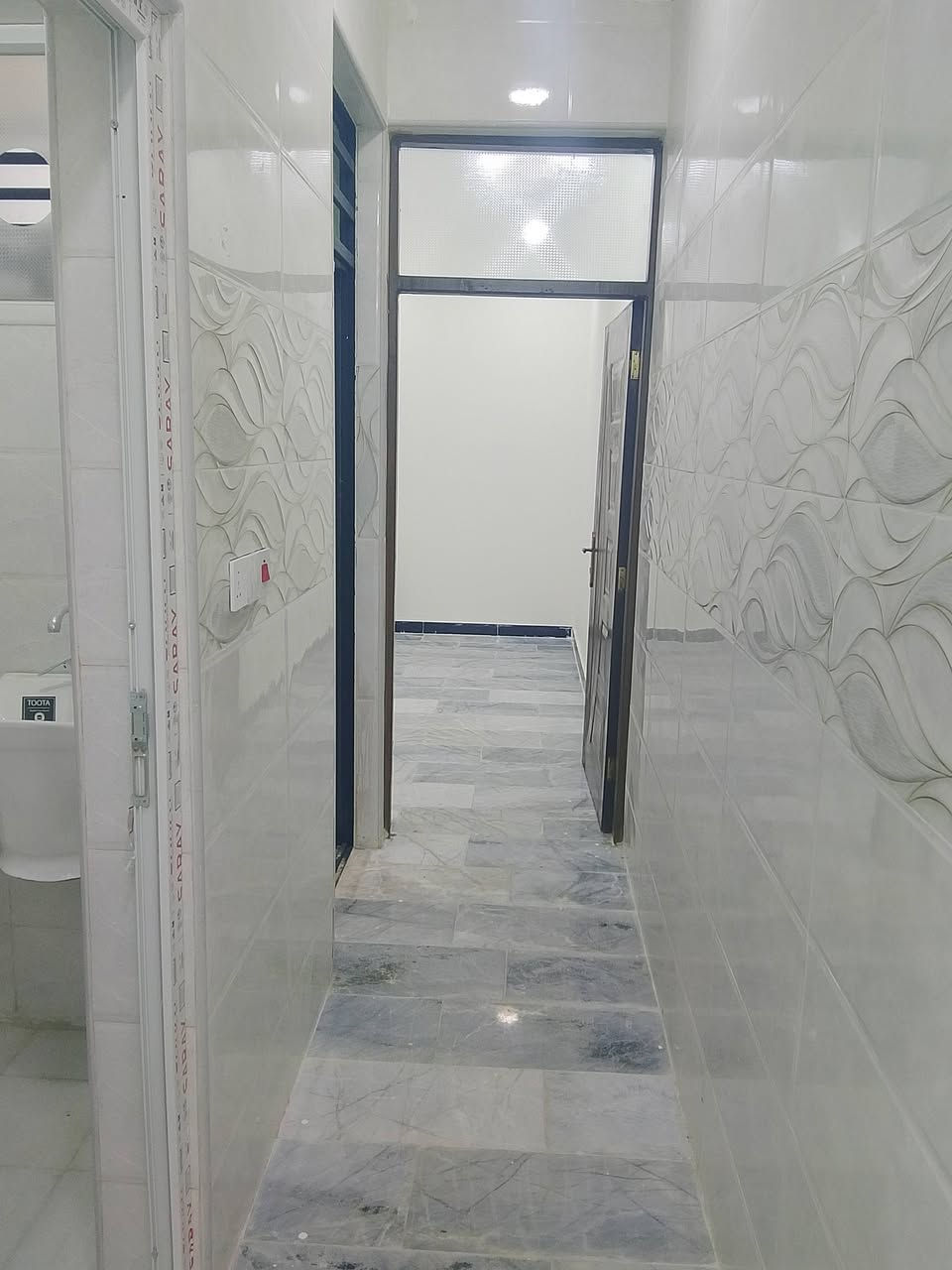 السلام عليكم يتوفر لدا مكتبنا مشتمل للبيع المساحه 60م بناءً حديث زيرو يحتوي على ثلاث غرف نوم واستقبال وحولي كبير وخدمات فوك وخدمات جوه وكراج صغير موقع المشتمل الشعب قرب شارع عدن وقرب مدرسة صلاح الدين المقابيل سوق 4000 موقع جيد جداً وشارع هادئ الاستفسار مكتب الشعب للعقار ***********
