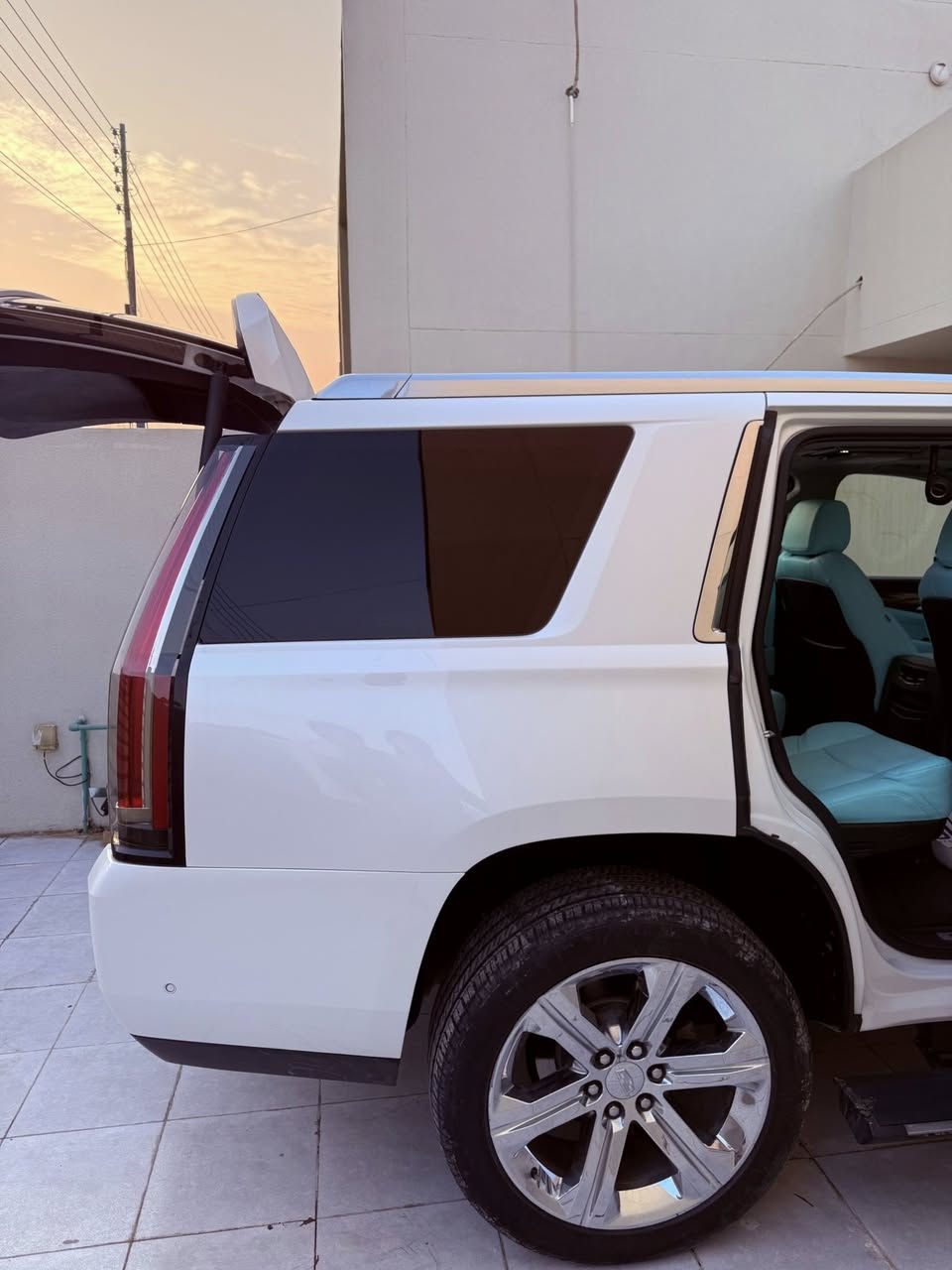 السلام عليكم كديلاك 2019 فول مواصفات السياره كلين بدون ضرر ماشيه 110 قبل لزياده السياره مابيه نقص سعر 420 بيه مجال. ‭0782 272 0328‬
