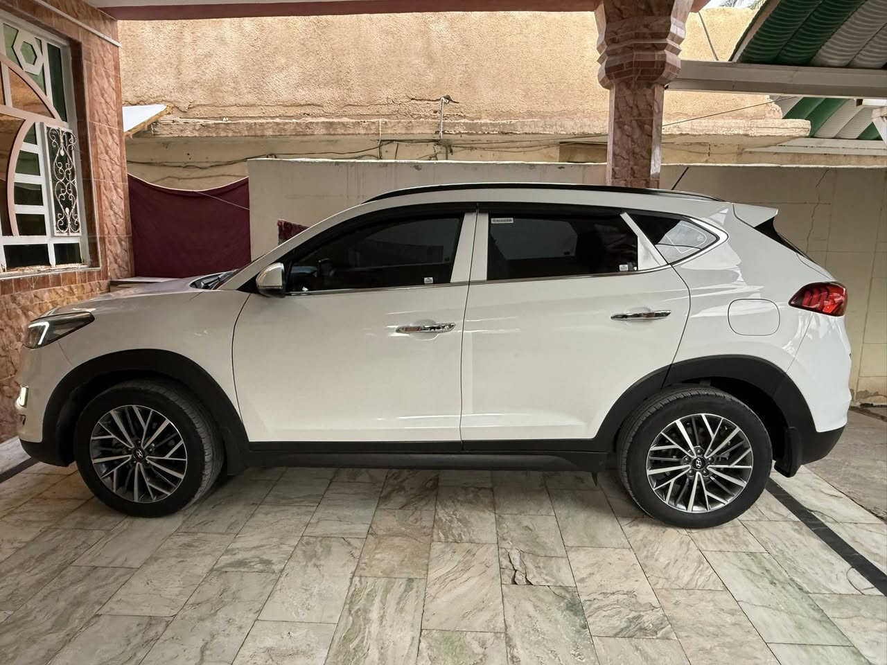 السلام عليكم 
توسان خليجية موديل 2020 
كفاله عامه 
فول مواصفات 
ماشيه 91 قابله الزياده 
السياره شركه جاهزه من كلشي ماتصرف عليه ابد 
رقم بغداد باسمي هزه ورقم جدد
شرط التحويل 
مكاني بابل
رقم التلفون *********** 
***********
