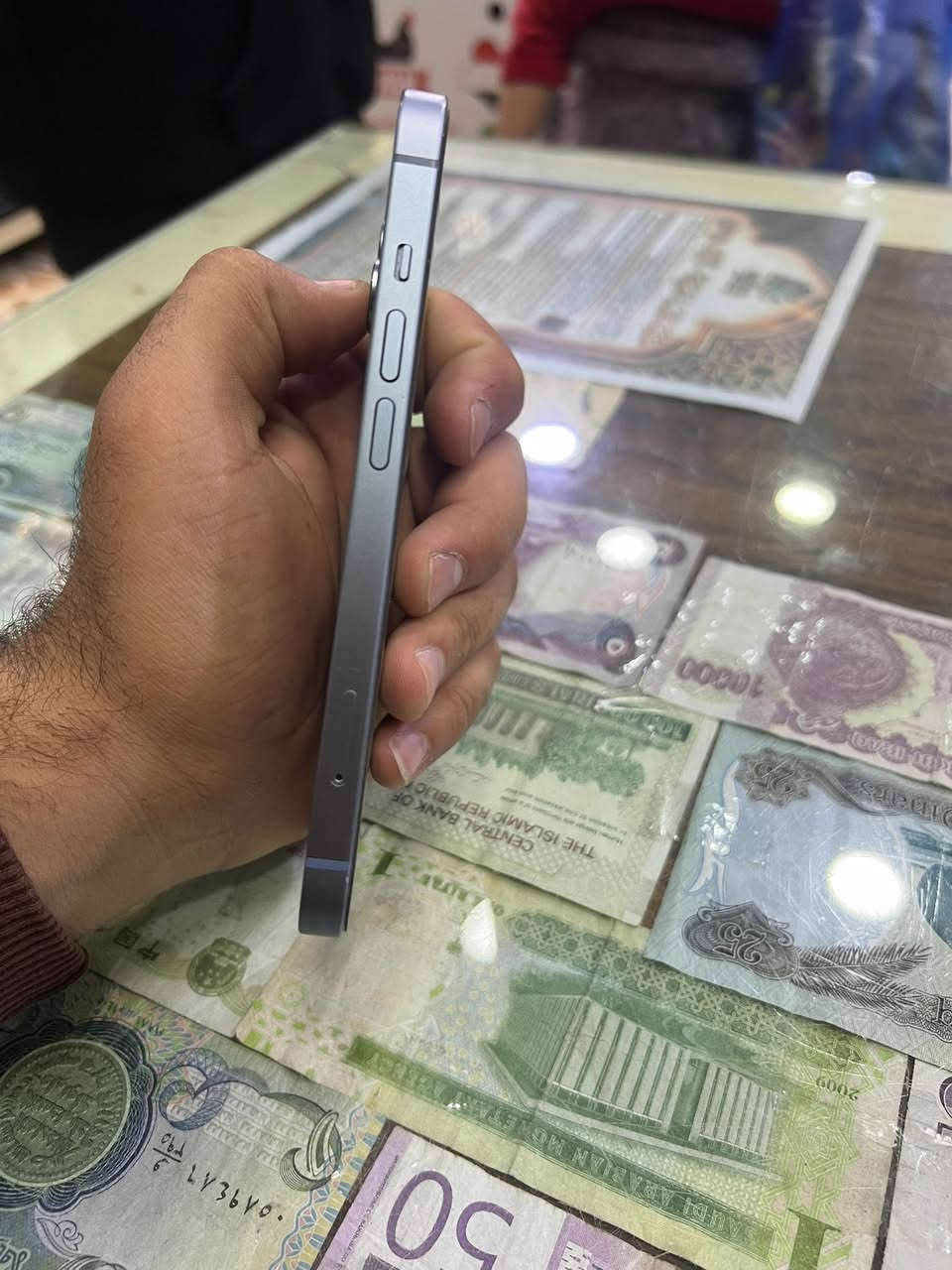 السلام عليكم ايفون 14عادي شراق اوسط كارتونه البلادي وياا بطاريه 85 بلادي 256كيكه جهاز جديد كله بلادي ايي عيب مابي مكاني كركوك حي النصر ‭0774 069 8000‬
