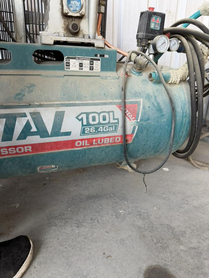 ماطور هواء الحجم 100 لتر جديد مستعمل شهر واحد مع الصونده مكانه نجف حي السلام اتصال *********** 
السعر 375 وبي مجال قليل الماطور جديد ممستعمل شي كلش قليل
