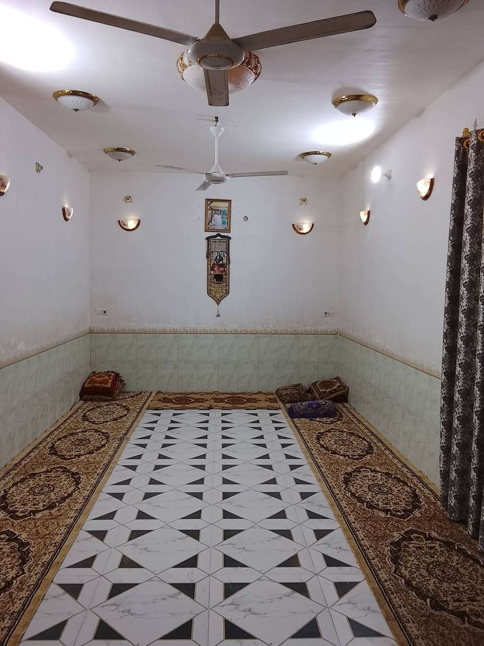 *🏡  بيت ركن للبيع بالشامية 🏡*
*الموقع*: قضاء الشامية - حي العسكري الغربي،(الرغيلة)  قرب المدارس الجديدة.  
*المميز*: البيت ركن على 3 شوارع، 

*التفاصيل:*
- *المساحة*: 200 متر.. طابو صرف  + فضلة مستلم وصل رسمي من البلدية
- *رقم العرصة*: 16/216 
- *البناء*: مكون من مشتملين المشتمل الثاني يحتاج ترميم اما الضاهر بالصور فقط المشتمل الاول. 
*السعر: 50 مليون دينار عراقي*  
*قابل للتفاوض بالمعقول * 💵

*للتواصل والاستفسار والمعاينة الإتصال على الرقم *: 
📞 ***********
