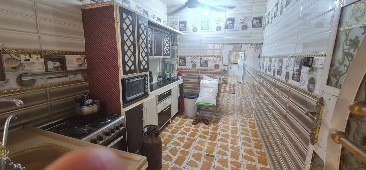 .بيت للبيع منطقة ابو رمانه خلف مركز الشرطه المساحه ١٣٠ قاطين الأرضي صحيات حمام خارجي وداخلي واستقبال ومطبخ وصاله وغرفه . والقاط الثاني ٣ غرف . السعر ١٢٠  ‏‪0775 740 5698‬‏ الاستفسار  👉
